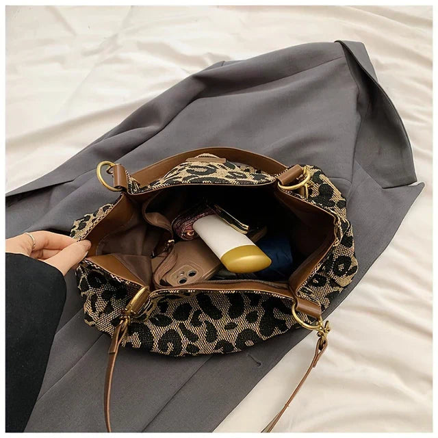 Navy™ – Tote Bag for Bold Everyday Elegance